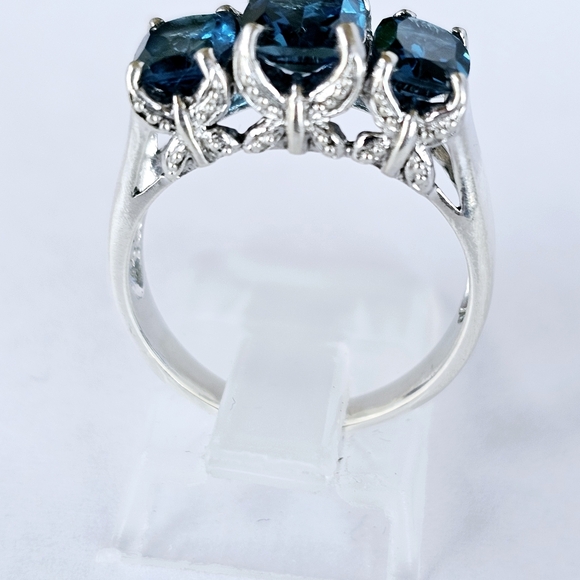 Genuine London Blue Topaz Ring in Rhodium over Sterling Silver Sz 7.5! 💙 - Picture 6 of 8